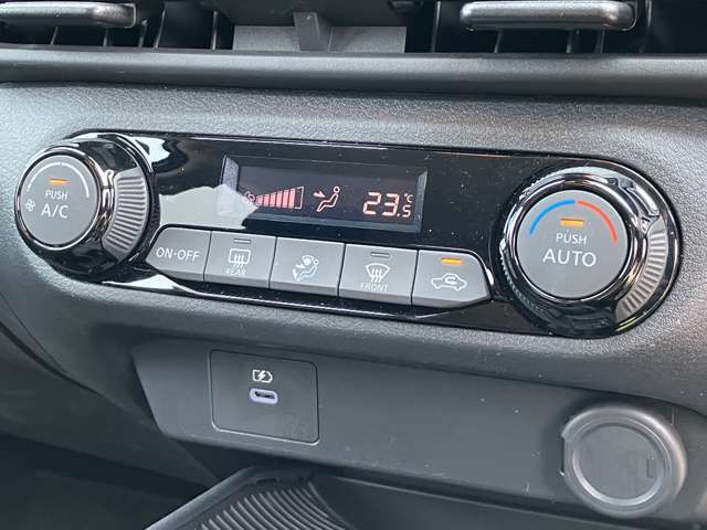 オートエアコンもついておりますので、快適な温度で運転が出来ます。