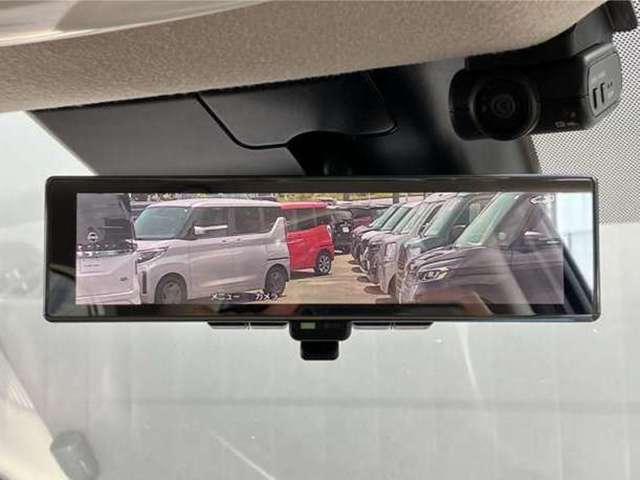 【インテリジェントルームミラー】はリアカメラが車両後方を映し出すので、いつでもクリアな後方視界を確保！夜間や悪天候の運転でも安心です♪