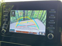 【バックカメラ】駐車時に後方がリアルタイム映像で確認できます。大型商業施設や立体駐車場での駐車時や、夜間のバック時に大活躍！運転スキルに関わらず、今や必須となった装備のひとつです！