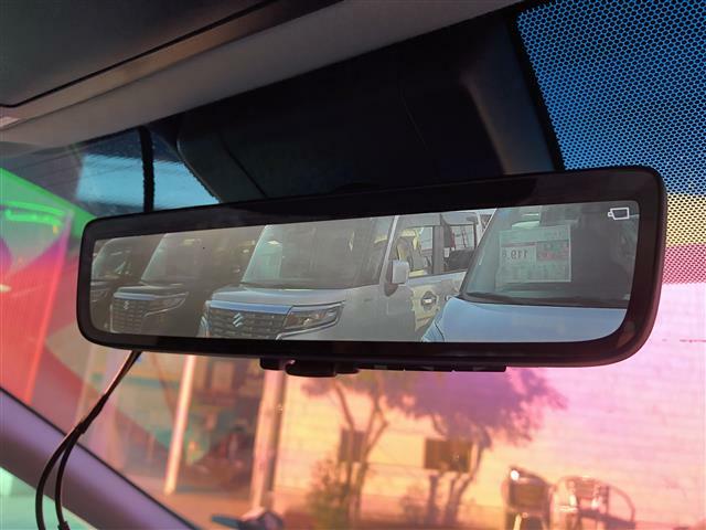 【 デジタルインナーミラー 】車両後方カメラの映像をミラーに映すことが出来ます。 そのため、後席に人や荷物があって後方が見えづらい場合でもしっかり視界を確保することが出来ます。