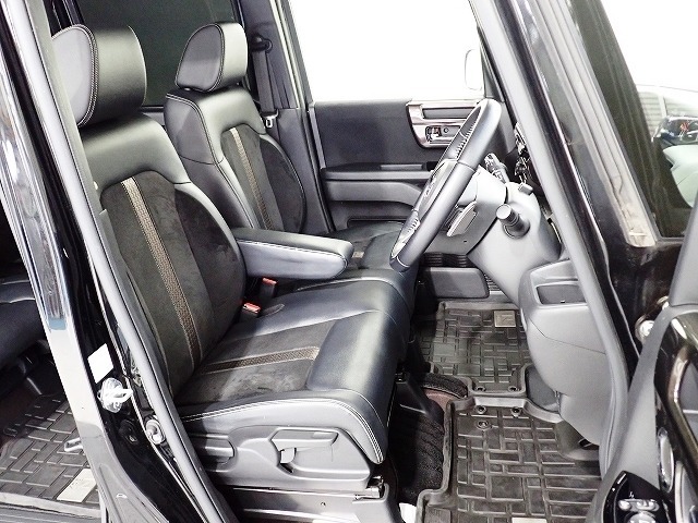 フロントシートはベンチシートです、運転席と助手席の移動が簡単です。真ん中にはアームレストも装備されています！ また運転席シートの高さも調整できます。