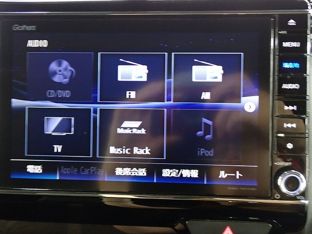 ホンダ純正ナビなのでダッシュボードにスッキリと収まっています。土地勘の無い所でも道に迷わず安心ですね！。AVも色々視聴でるのでドライブも楽しくなりますよ！