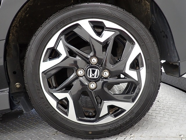 アルミホイールはホンダ純正なので安心！しかも車のデザインにもマッチしています。