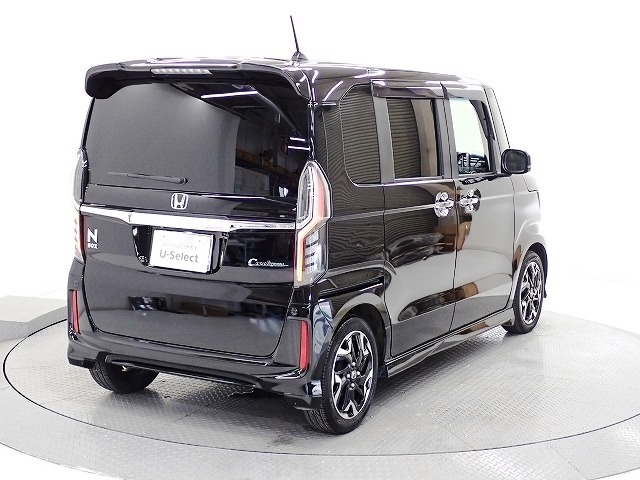プライバシーガラスが装備されています。外を見るときには気にならずに、後方車両からは車内が見えにくい設計です、周りを気にせず、快適に運転できますよ。