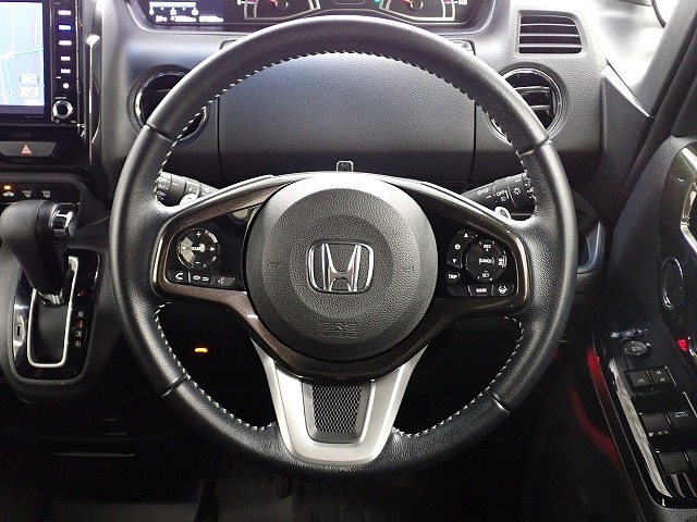 ハンドル左側にはオーディオ操作が出来るオーディオリモートコントロールスイッチ、右側にはHonda SENSINGとオートクルーズコントロールのスイッチを装備！