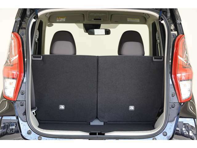 後席シートは分割で折り畳みができます。乗車スペースを確保しながら長い荷物も積み込みができます。