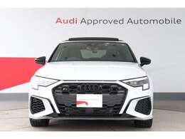 幅広く低くなったシングルフレームグリルとシャープなデザインのLED ヘッドライト、大きく立体的なエアインテークを備えたフロントバンパーなどによって、さらに精悍な印象になっています。