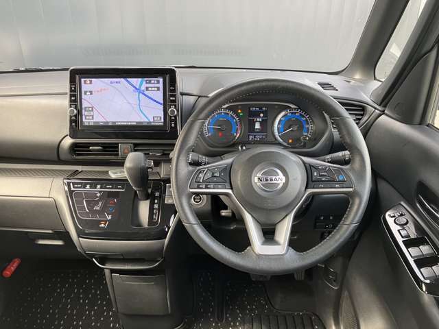 統一感のある広々とした運転席回り