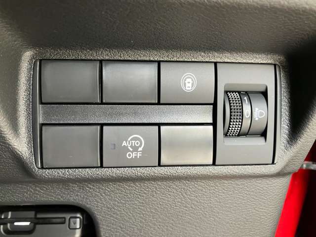 安全装備に関するボタンは運転席周りにまとめて設置されています