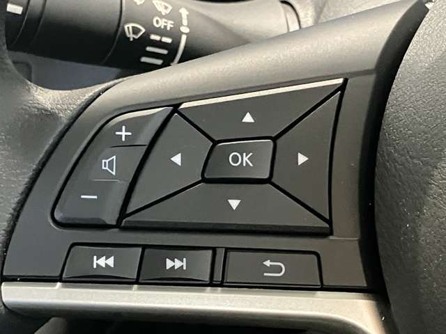 ステアリングスイッチで、目線を逸らさずオーディオの操作やメーター内のディスプレイの変更ができます。
