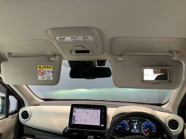 運転席のサンバイザーにはバニティーミラーも付いています。身だしなみチェックには欠かせません。