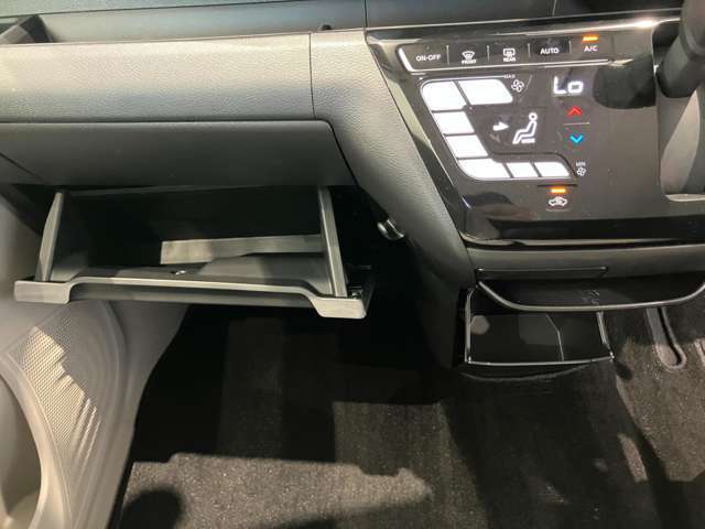 車検証入れになどにも使える便利な収納BOXあります。