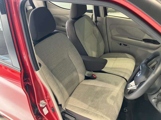 運転席、助手席です。座面も広くゆったりと座れてアームレストも付いているので重宝します。