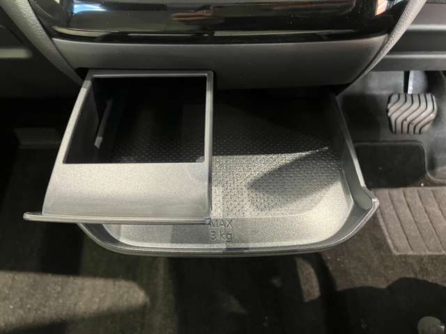 センター部には必要な時に引き出せてスマホ等が置けるトレイが付いています。更に引き出し式の収納ボックスが付いていて薄型のティッシュボックスなどが収納できて便利です