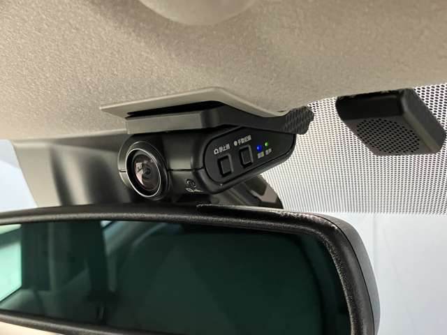 いくら安全運転をしていても、事故に巻き込まれることもあります。万が一の時に証拠として使えるフロント＋車室内ドライブレコーダーがついてます♪