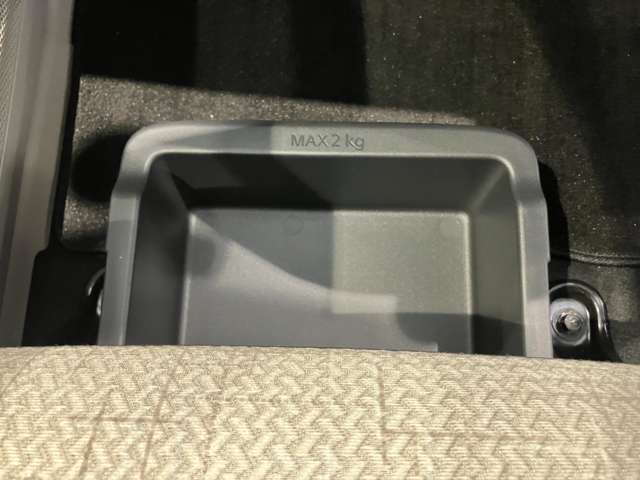 助手席の下にはトレーが付いていますので外部からも見られたくないものも収納出来ます。