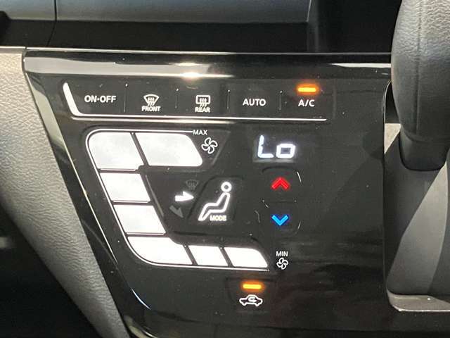 段差のないパネルスイッチのオートエアコン付きです。予め温度設定すれば後はセンサーが感知して設定温度を保ってくれますので快適なドライブが楽しめます。雨の日のガラスの曇りもなく安全な運転ができます。