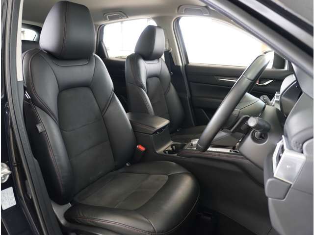【清潔感のある運転席＆助手席】隅々までクリーニングの行き届いた運転席＆助手席。目立ったシミや汚れ等もございません。快適なドライブをどうぞ。