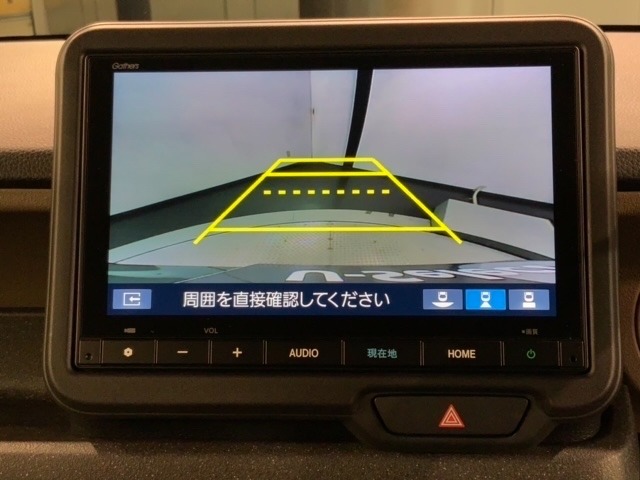 リバースギアに入れるだけで後方の表示へ切り替わります。夜間や雨の日の駐車も楽になりますよ。