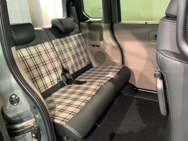 後席も余裕の広さ！ゆったりくつろげます！！