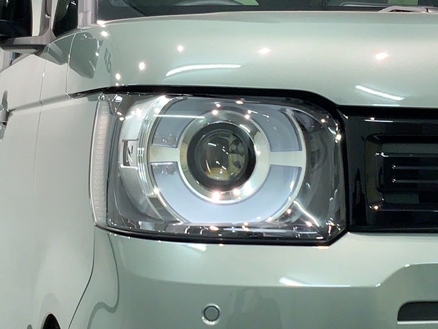 LEDヘッドライトは、点灯の瞬間から最大光量を発揮し、突然暗くなるトンネルなどでの安定感を高めます。