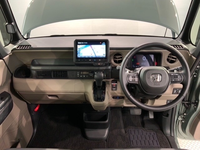 使いやすいレイアウトのダッシュボード周辺です。オートエアコンや小物入れなど嬉しい装備が満載です。