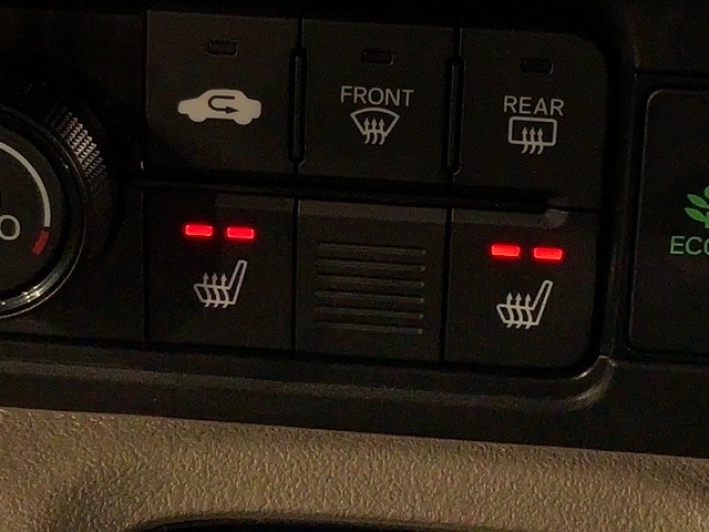 フロント両席にはシートヒーターが付いています！寒い日に便利な装備ですね。