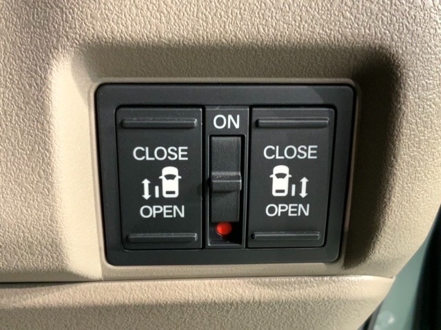 左右両側パワースライドドアが付いています。ワンタッチで簡単にお子様でも、お年寄りの方でも、開閉できますからとても便利です。キーレスや車内スイッチでも自動でドアの開閉ができます。