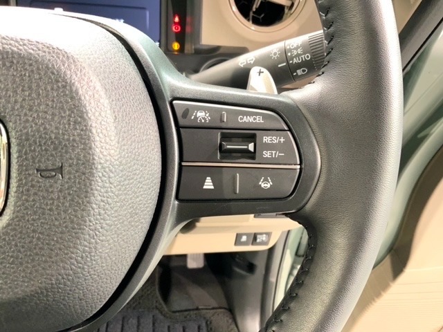 クルーズコントロールを装備しています。高速道路などで一定の速度で走ってくれるので運転が楽ですよ！速度を設定できますので、スピードの出しすぎにも注意できます。