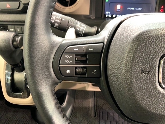 ステアリングにオーディオ操作スイッチが付いています。オーディオ画面に直接タッチしなくても操作が出来ますので、運転に集中できます。