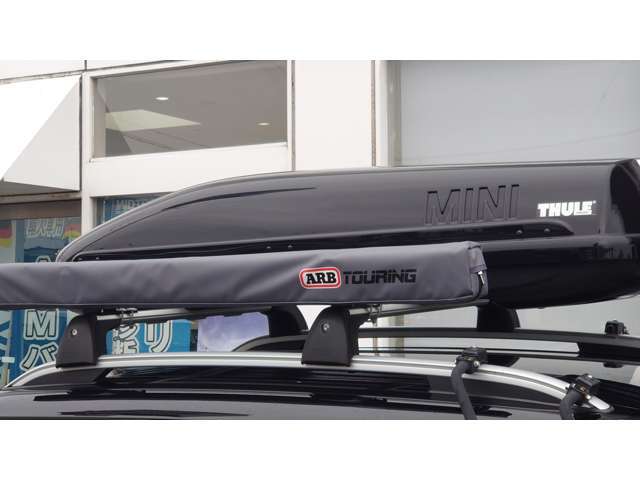 ルーフボックスとオーニング付き