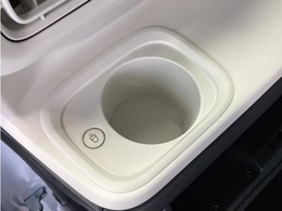 ホッとカップホルダーです。ホットドリンクをちょうど良い温度でキープしてくれる保温機能付きのカップホルダーです♪