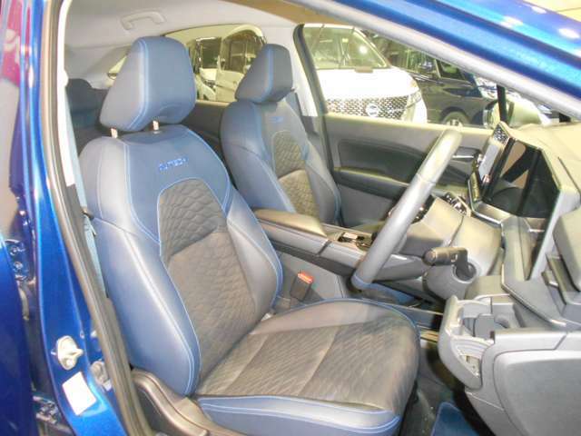 AUTECH専用フロントシートは程よくホールド感のある形状をしておりドライバーさんの運転をサポート。へたりも無く綺麗な状態のシートです。