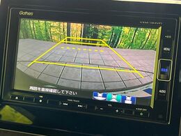 【バックカメラ】駐車時に後方がリアルタイム映像で確認できます。大型商業施設や立体駐車場での駐車時や、夜間のバック時に大活躍！運転スキルに関わらず、今や必須となった装備のひとつです！