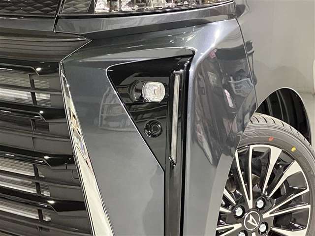 コーナーセンサーを車の前後に装備。障害物までの距離に応じて警告音を変えてお知らせ。縦列駐車時や駐車場・車庫などでの取り回しをサポートします。詳細は販売店スタッフまでおたずねください。