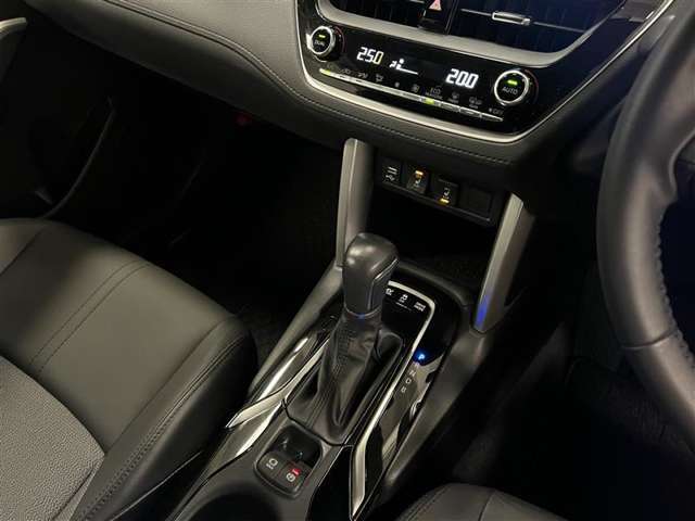 左右独立した温度設定ができるオートエアコンで車内はいつでも快適！ショートストロークで小気味良く操作できるシフトレバー！