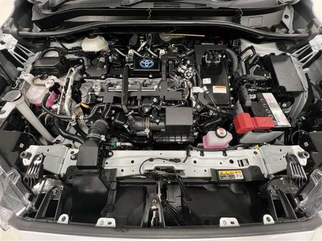 エンジンルームも隅々まで掃除がいきわたっています！ハイブリッド部分には初度登録年月から10年、もしくは累計走行20万キロのいずれか早い方までのハイブリッド保証付！