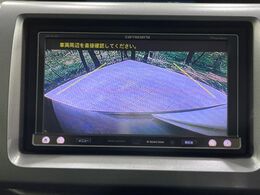 【バックカメラ】駐車時に後方がリアルタイム映像で確認できます。大型商業施設や立体駐車場での駐車時や、夜間のバック時に大活躍！運転スキルに関わらず、今や必須となった装備のひとつです！