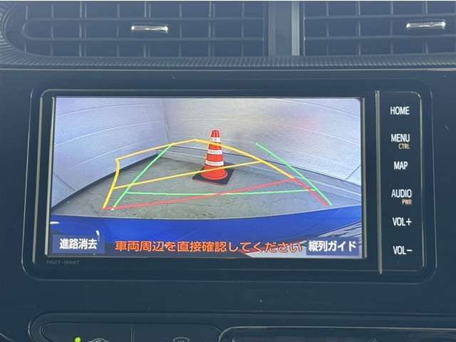 バックモニター付きです。車の後方に小型カメラが付いており、バックする際の後方の様子をモニター上に表示します。