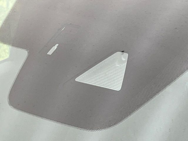 【スマートシティブレーキサポート】低速走行中に前方の車両等を認識し、衝突しそうな時は警報とブレーキで衝突回避と被害軽減をアシスト。より安全にドライブをお楽しみいただけます。