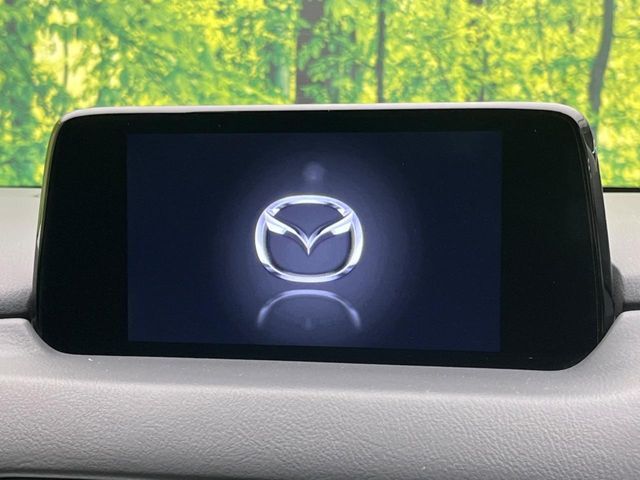【マツダコネクト】車内の雰囲気にマッチした一体型タイプのディスプレイ。各種車輌設定やBluetooth再生等、様々な機能が楽しめます。専用SDカードのご購入で、ナビ機能も使用出来ます。