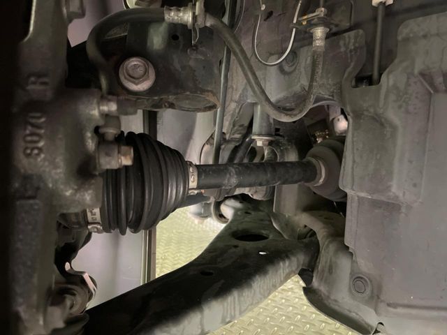お車を安心してお乗りいただく為には、足回りの定期点検が欠かせません。サービスサポート（有償保証）では無料点検もご提供しており、安心のカーライフをお過ごしいただけるサポート体制が整っています。