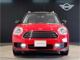 LEDヘッドライトで御座います。MINIのボンネットはヘッドライト部分に穴が開いている特徴的なもので御座います。MINIの伝統やこだわりがこういったところにも表れております。