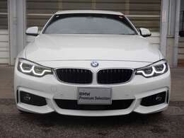 アダプティブLEDヘッドライト：コーナーに進入した際、ヘッドライトの角度を自動制御し、車が曲がる方向を照射して安全性を高めます