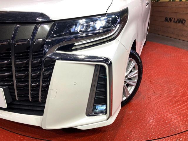 【LEDヘッドライト】悪天候や夜間走行時も良好な視界を確保し安心して運転できる高輝度LEDヘッドライトを装備！点灯速度が早く、消費電力も抑えられています。