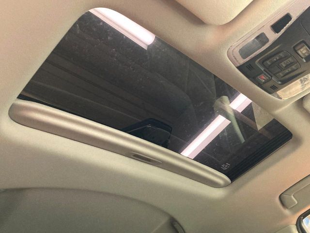 【ガラスルーフ】ガラスルーフ搭載で車内の解放感が一気にアップ！開放的なドライブをお楽しみいただけます。