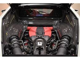 カーボンエンジンカバー　3.9リッターV型8気筒ターボエンジン　720Hp　0-100km/h　2.9秒　0-200km/h　7.8秒