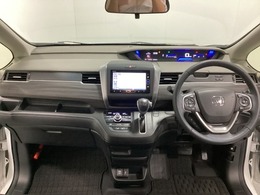 車内は光触媒抗菌消臭施工済です。インパネ周りはスタイリッシュなデザインで機能や装備も充実しています。グローブボックスやカップホルダーのほかにトレーなどたくさんの収納スペースが付いています。