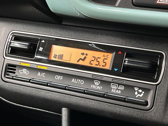 【オートエアコン】一度お好みの温度に設定すれば、車内の温度を検知し風量や温度を自動で調整。暑い…寒い…と何度もスイッチ操作をする必要はありません。快適な車内空間には必須の機能ですね♪