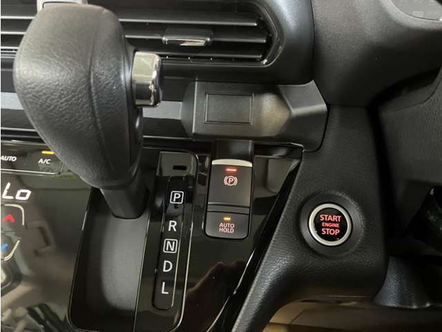 電動パーキングブレーキとオートブレーキホールド機能（信号待ち等でブレーキを踏み続けなくても自動的にブレーキ力がキープされる機能です）